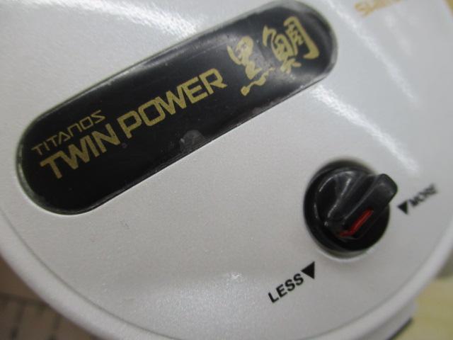 チタノスツインパワー黒鯛 (左)