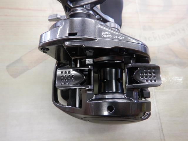 シマノ ベイトリール 23メタニウム 101HG(左): 釣具の