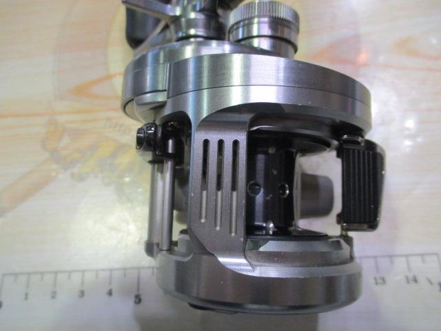 19 カルカッタ　200DC 未使用品 シマノ 19 カルカッタ DC 200 RIGHT / ベイトリール 右ハンドル