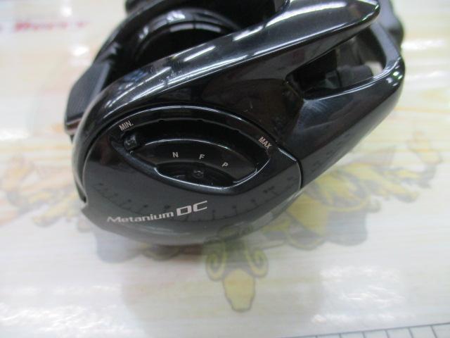 シマノ ベイトリール 24メタニウム DC 71HG(左): 釣具の