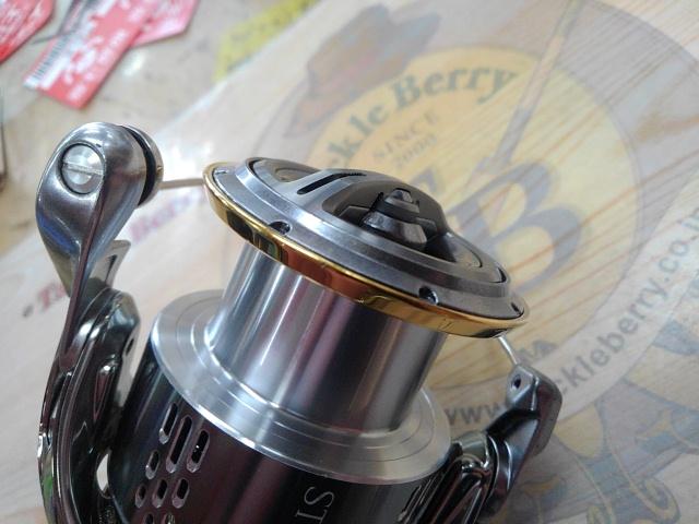 高価アウトドア・釣り・旅行用品 - 18ステラ4000xg ほぼ未使用