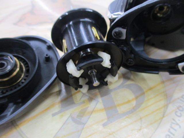 シマノ　15アルデバラン51HG 目立つ傷無し Amazon | シマノ(SHIMANO) ベイトリール 15 アルデバラン 51HG