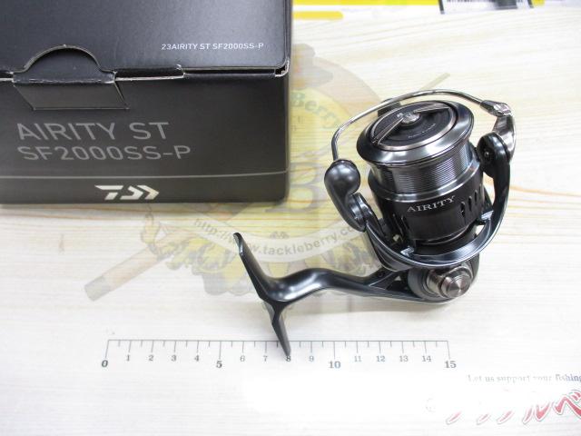 【極美品】２３ＡＩＲＩＴＹ ＳＴ ＳＦ２０００ＳＳ－Ｐ【衝撃特価】 ダイワ エアリティ ST SF2000SS-P (リール) 価格比較 - 価格.com