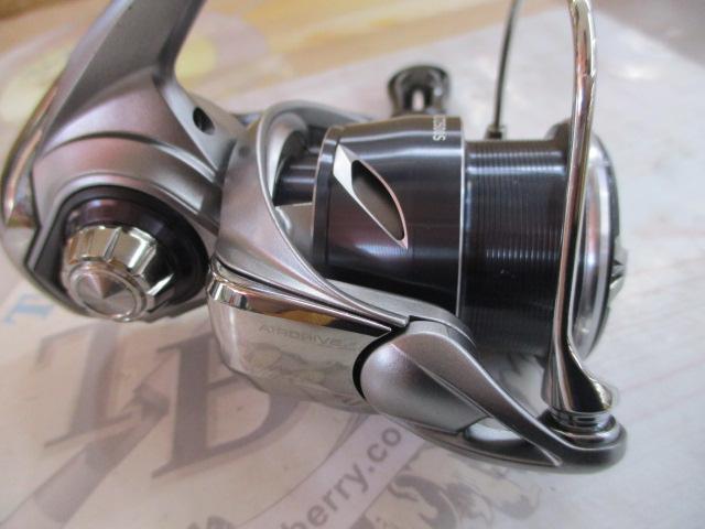 25 カルディアLT2500 新品未使用　ハンドルノブ交換済おまけPE0.4号付 25 カルディア 新品未使用 ハンドルノブ交換済 おまけPE0.4号付