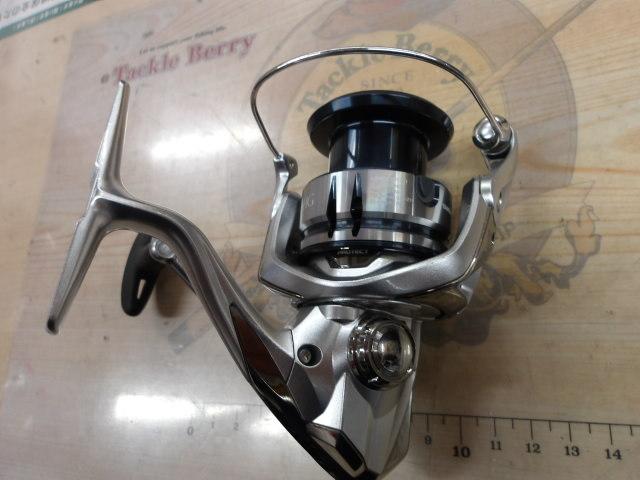 SHIMANO - 19ストラディック　c3000HG pe含め新品未使用 SHIMANO (シマノ) リール 19ストラディックC3000HG 04019
