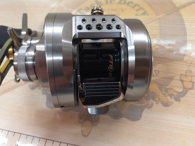 【極美品カスタム済】23カルカッタコンクエストbfsXG 　23カルコン シマノ新製品「23カルカッタコンクエストBFS」丸型ベイト