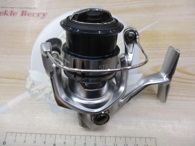 極美品　SHIMANO 19ストラディック　c2000s Amazon | シマノ(SHIMANO) スピニングリール 19 ストラディック