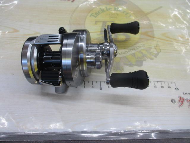 【極美品！】19 カルカッタ コンクエストDC200 使用2回！ シマノ カルカッタ コンクエスト DC 200HG 右 (リール) 価格比較