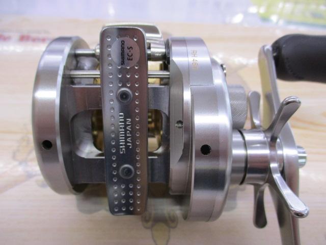 シマノ　03カルカッタコンクエスト200DC ベイトリール① シマノ カルカッタ コンクエスト DC 200 右 (リール) 価格比較