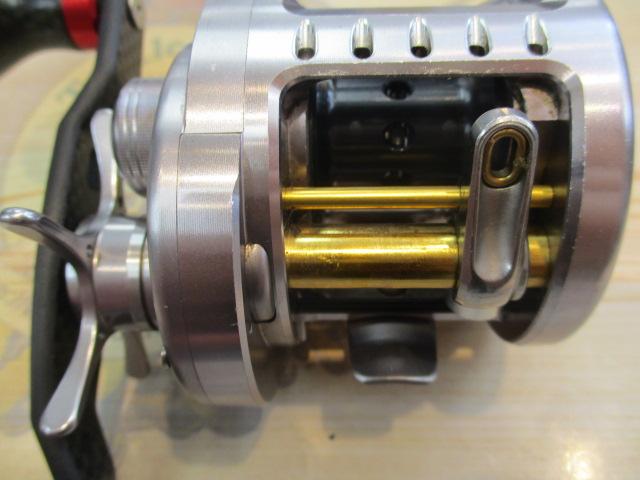 シマノ　09カルカッタコンクエスト200DC シマノ カルカッタ コンクエスト DC 200HG 右 (リール) 価格比較