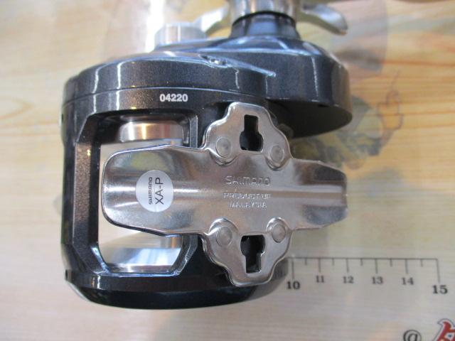 【新品未使用】シマノ　TORIUM2000HG シマノ ジギングリール トリウム 2000HG(右) [2020年モデル