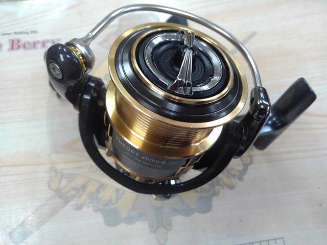 良品！ ダイワ 17セオリー 2508PE-DH ゴメクサスハンドルおまけ付き 良品！ ダイワ 17セオリー 2508PE-DH ゴメクサスハンドルおまけ付き