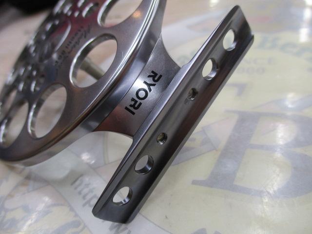 ま*ん様 RYOBI メタロイヤルHechi 85Ⅱ フィッシングリール ケース ま*ん様 RYOBI メタロイヤルHechi 85Ⅱ フィッシングリール ケース