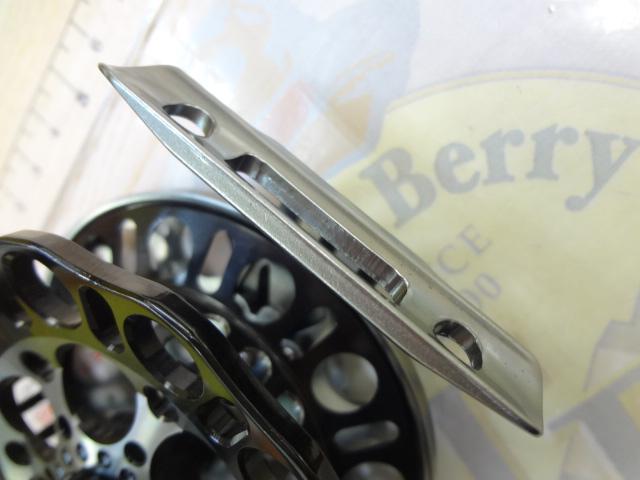 インヴィクタクロダイRND BG(ブラック/ガンメタ)