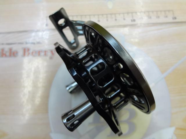 インヴィクタクロダイRND BG(ブラック/ガンメタ)