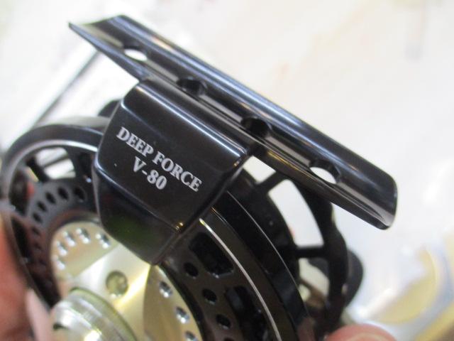 カセ筏師 ディープフォース V80-BG ブラック/ゴールド(左)