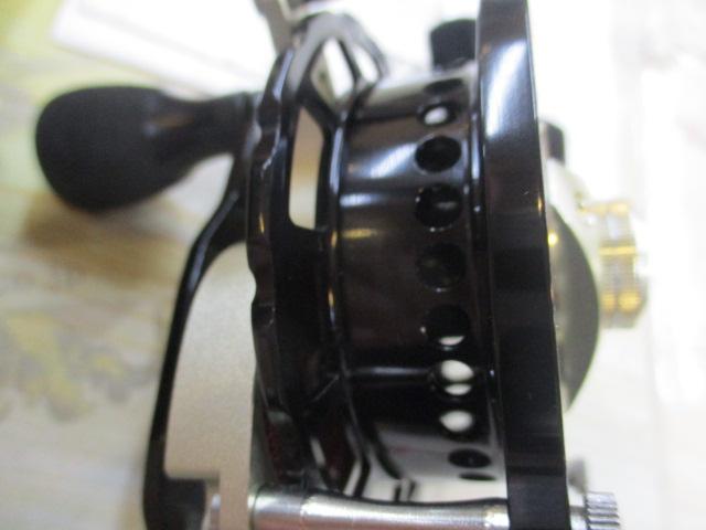 カセ筏師 ディープフォース V80-BG ブラック/ゴールド(左)