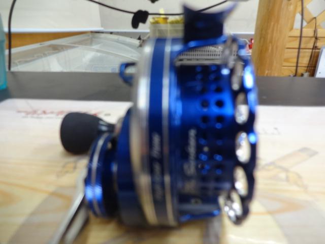 カセ筏師 THEセンカンイカダ 70HG-SB(左)