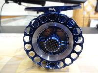 カセ筏師 THEセンカンイカダ 70HG-SB(左)