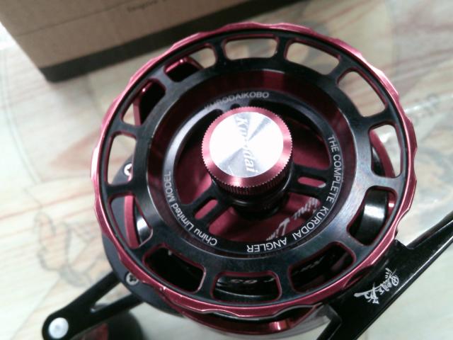 カセ筏師 チヌリミテッドレーサー 65 BR(左) ブラック/レッド