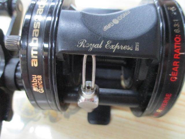 ロイヤルエクスプレス(右)