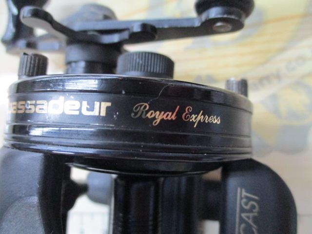 ロイヤルエクスプレス(右)