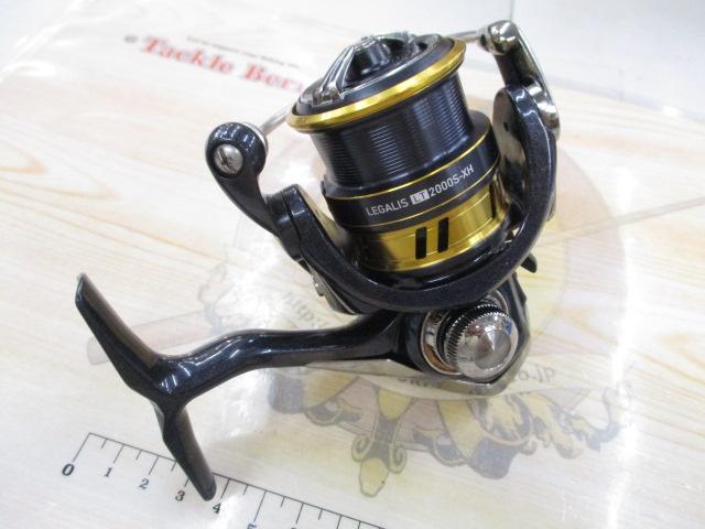 ダイワ レガリス LT2000S-XH ダブルハンドルとリールスタンド付き ダイワ レガリス LT2000S-XH ダブルハンドルとリールスタンド付き