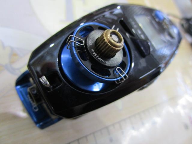 クリスティア ワカサギCRTRα電動リール ソリッドブラック/メタルブルーグラデーション