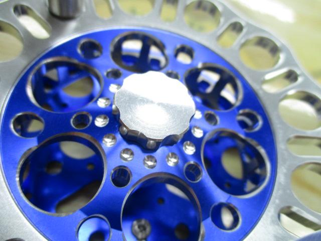 インヴィクタクロダイRND SB(シルバー/ブルー)