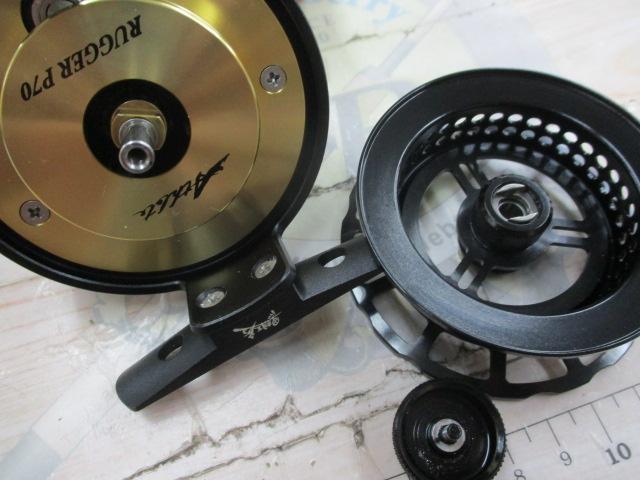 カセ筏師 THEアスリートラガー P70-BG(左)