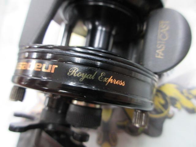 ロイヤルエクスプレス(左)