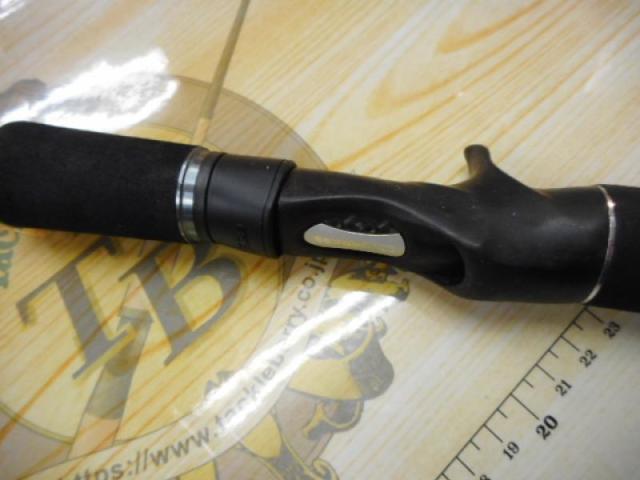 デストロイヤー F7-74DG(オロチフュージコンタクト)マットブラックリールシート